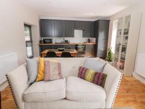 a living room with a couch and a kitchen at Yew Tree Cottage in York