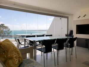 Posezení v ubytování '24 Gordonia', Spacious Condo - Sleeps 7, Sea Front, Easy Beach access