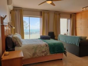 Postel nebo postele na pokoji v ubytování '24 Gordonia', Spacious Condo - Sleeps 7, Sea Front, Easy Beach access