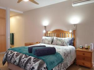 um quarto com uma cama com duas almofadas em 24 Gordonia, Sleeps 7, Beach Front condo - Load-shedding friendly with Solar Power and battery backup em Gordonʼs Bay