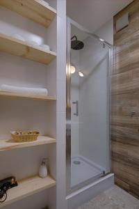 a shower with a glass door in a bathroom at Apartamenty Biatlonowe in Kościelisko