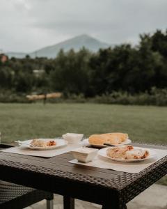 una mesa con dos platos de comida. en Rtanjska bajka, en Boljevac