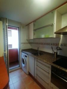 Il comprend une cuisine équipée d'un évier et d'un lave-linge. dans l'établissement APARTAMENTO Casa Corazones de Teruel, à Teruel