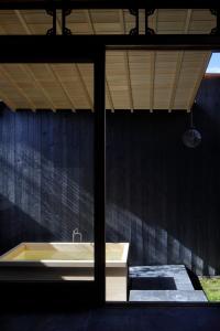 ein Badezimmer mit einer Badewanne und einem Waschbecken in der Unterkunft MARUYO HOTEL in Kuwana