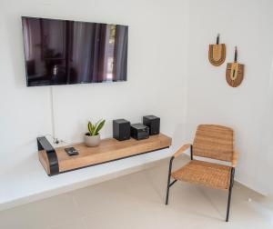 Televízia a/alebo spoločenská miestnosť v ubytovaní Horizon Villa Almyrida