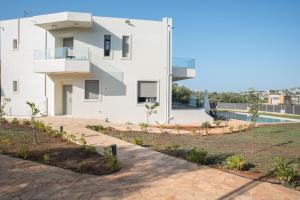 Bazén v ubytovaní Horizon Villa Almyrida alebo v jeho blízkosti