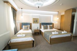 Postel nebo postele na pokoji v ubytování Cumbali Suite Hotel