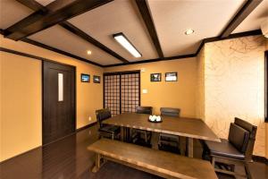ein Esszimmer mit einem Holztisch und Stühlen in der Unterkunft Takayama - House - Vacation STAY 91768 in Takayama