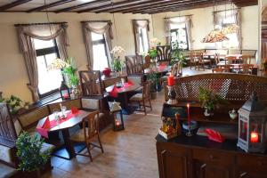 an overhead view of a restaurant with tables and chairs at Hotel Carola in Sch&ouml;nheide
