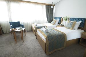 Postel nebo postele na pokoji v ubytování Cumbali Suite Hotel