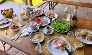 einem Holztisch mit Teller mit Lebensmitteln darauf in der Unterkunft Agriturismo Pian di Fiume in Bagni di Lucca