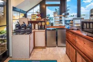 un fast-food avec un comptoir et une cuisine dans l'établissement Travelodge by Wyndham Burbank-Glendale, à Burbank