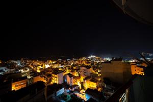 Nespecifikovaný výhled na destinaci Kavala nebo výhled na město při pohledu z apartmánu