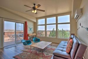 - un salon avec un canapé et une table dans l'établissement Moab House Near Arches Natl Park and Canyonlands!, à Moab