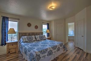 Un pat sau paturi într-o cameră la Moab House Near Arches Natl Park and Canyonlands!