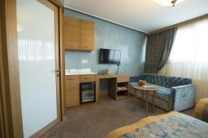 TV a/nebo společenská místnost v ubytování Cumbali Suite Hotel