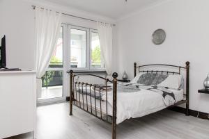 een slaapkamer met een bed en een groot raam bij Villa Orient in Iława