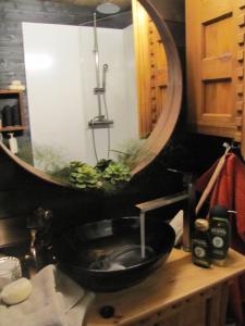 a bathroom with a sink and a large mirror at B&B uniikki majoitus maalaisidyllissä in Tervola