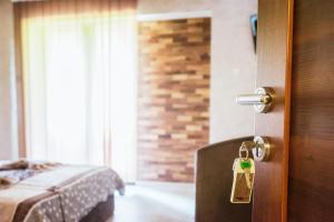 Una puerta con llave en un dormitorio con cama en ATOS Srebrno jezero - Villa and Restaurant en Veliko Gradište