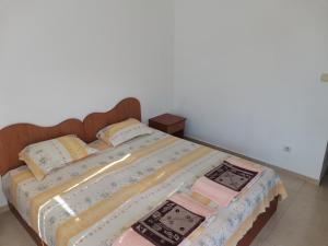プリモルスコにあるКъща за гости Кадиевиのベッド(布団、枕付)
