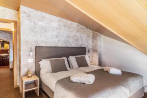 una camera con un grande letto di Residence Anda a Pozza di Fassa Altre 37 foto
