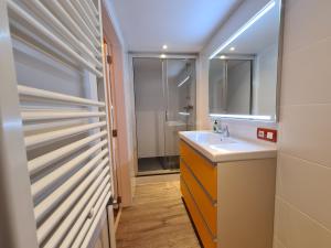 Koupelna v ubytování Apartaments Vicus 3 con vistas a la Plaza Mayor de Vic + 28 fotografií