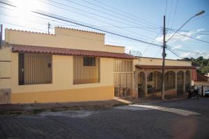 a yellow building on the side of a street at Casa do Juá in Lavras