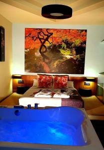 Schlafzimmer mit einem Bett und einer Badewanne in der Unterkunft Espacios Del Mundo in Carenas