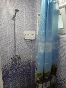 ゲレンジークにあるViktoriya Guest houseのバスルームにシャワーが備わります。