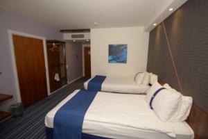 Cama ou camas em um quarto em Holiday Inn Express Sheffield City Centre, an IHG Hotel