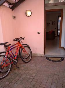 Deux vélos sont garés à côté d'un mur. dans l'établissement Casa Tiziana, à Sovere