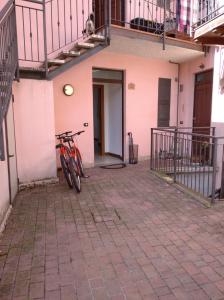 un vélo garé sur le côté d'un bâtiment dans l'établissement Casa Tiziana, à Sovere