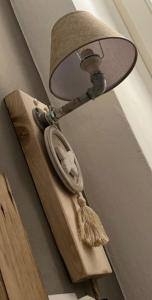 uma lâmpada na parede com um relógio em Agriturismo Casa Orsini em Montefalco