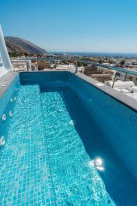 Swimmingpoolen hos eller tæt på Lux house with outdoor jacuzzi and sea view in Santorini