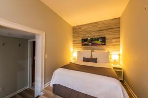 1 dormitorio con 1 cama grande en una habitación en The Georgetown House Inn en Washington