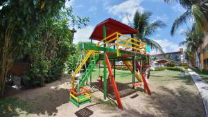 un parque infantil con un tobogán colorido en un patio en 702 Ap Cartier próximo a praia c/ churrasqueira e piscina, en Fortaleza