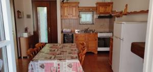 Kuchyňa alebo kuchynka v ubytovaní Apartment Pineta dell'Alben + 9 fotografií