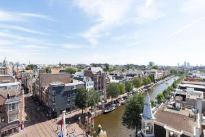 - une vue sur une ville avec une rivière et des bâtiments dans l'établissement Dikker & Thijs Hotel, à Amsterdam