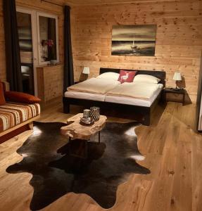 A bed or beds in a room at Zirben Appartement zwischen Berg und See