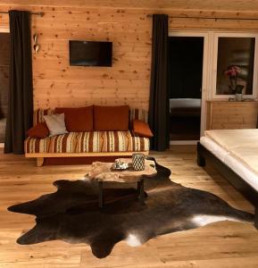 A bed or beds in a room at Zirben Appartement zwischen Berg und See