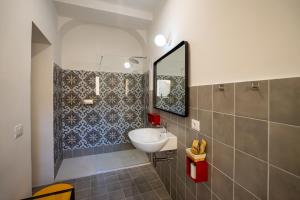 łazienka z umywalką i lustrem w obiekcie Borgo dei Saraceni - Flower Home w Agropoli