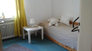 biały miś leżący na łóżku w pokoju w obiekcie Ferienbauernhof w mieście Lügde