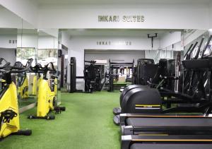 Fitness centrum a/nebo fitness zařízení v ubytování Inkari Suites Hotel