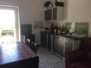 uma cozinha com uma mesa e uma bancada em Appartement sur Sommières jusqu'à 6 personnes em Sommières