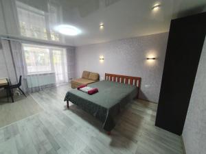 Кровать или кровати в номере Apartment on Tarkovskogo 2
