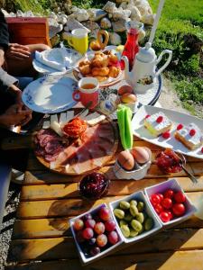una mesa con platos de comida encima en Apartmani RUNOLIST en Žabljak