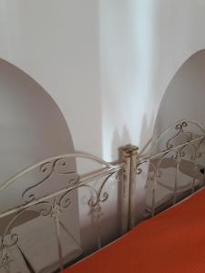 un primer plano de una cama de metal en una habitación en Trulli Convertini, en Locorotondo