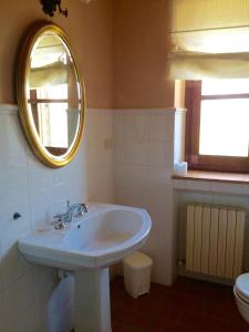 ein Bad mit einem Waschbecken und einem Spiegel in der Unterkunft Tenuta Vitalonga in Ficulle