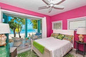 Postel nebo postele na pokoji v ubytování Bit of Heaven by Grand Cayman Villas