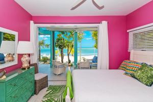 Postel nebo postele na pokoji v ubytování Bit of Heaven by Grand Cayman Villas